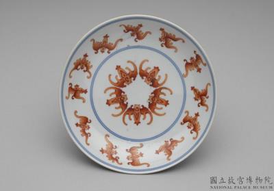 图片[2]-Dish with underglaze blue decoration and bats in overglaze red, Qing dynasty, Jiaqing reign (1796-1820)-China Archive